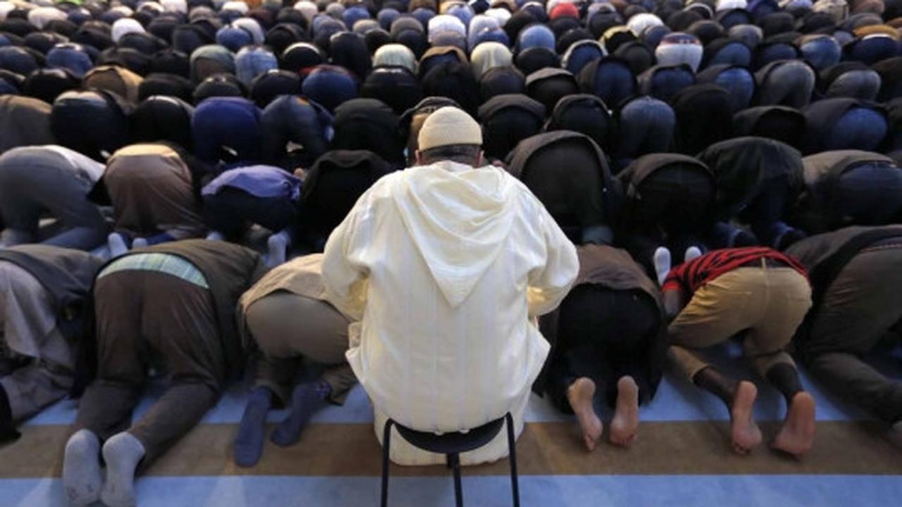 Diguncang teror, muslim di Prancis tetap khusyuk jalani ibadah