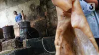 Pekerja merebus kulit sapi untuk pembuatan kerupuk kulit produksi rumahan di Katulampa, Bogor, Jawa Barat, Sabtu (17/9/2022). Penyaluran kredit usaha rakyat (KUR) makin membesar tahun depan.  Pemerintah akan menaikkan target penyaluran KUR menjadi Rp 460 triliun di 2023. (Liputan6.com/Angga Yuniar)