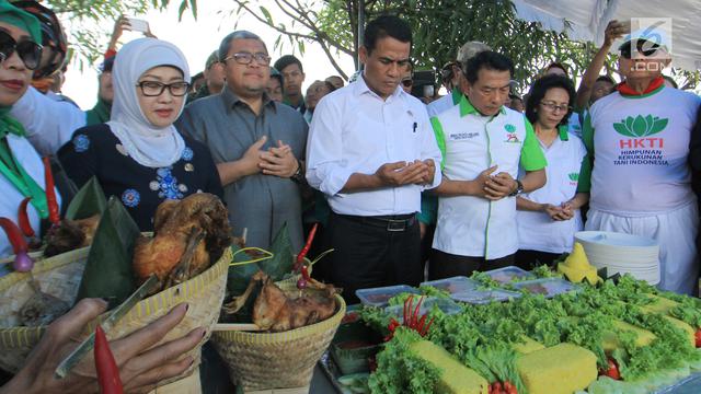 PHOTO: Didampingi Moeldoko, Begini Gaya Menteri Pertanian saat Syukur Panen