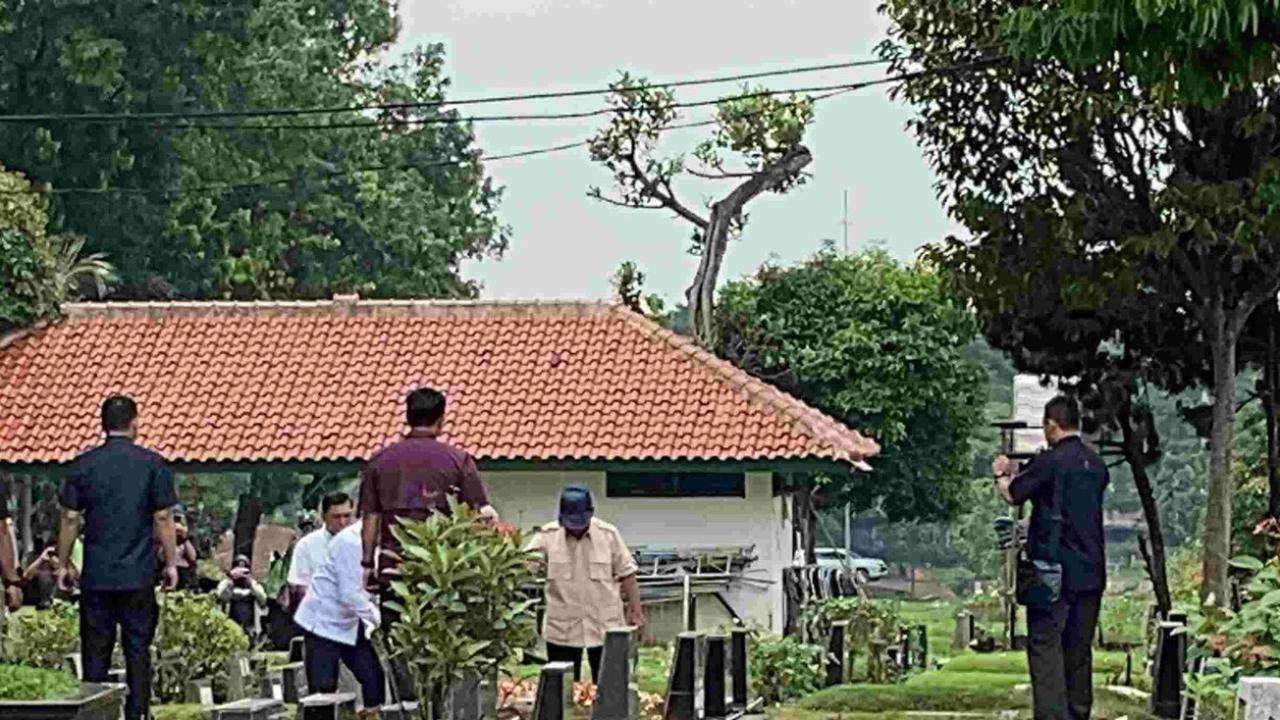 Calon presiden nomor urut 02, Prabowo Subianto berziarah ke makam ibunya, Dora Sigar di Tempat Pemakaman Umum (TPU) Tanah Kusir, Jakarta Selatan, Kamis (15/2).