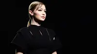 Model Gigi Hadid berjalan di catwalk memeragakan busana Women Fall - Winter 2020 koleksi Versace di Milan, Italia (21/2/2020). Milan Fahsion Week berlangsung pada tanggal 18 Februari hingga 24 Februari. (AFP/Miguel Medina)