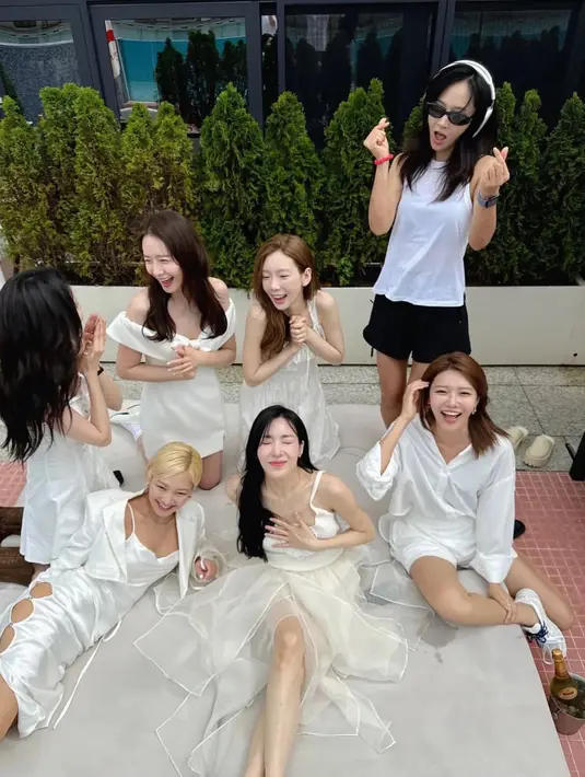 Di momen anniversary kali ini, para member lengkap berkumpul, kecuali Sunny. [Foto: Instagram/krystal_94_94]