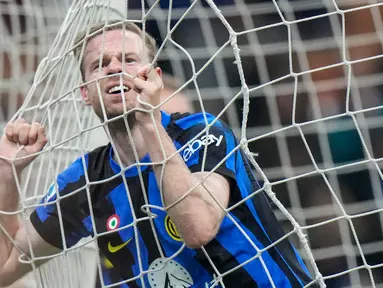 Reaksi pemain Inter Milan Reaksi Davy Klaassen saat melawan Lecce pada pertandingan sepak bola Serie A Liga Italia di Stadion San Siro, Milan, Italia, Sabtu (23/12/2023). Inter Milan menang 2-0. (AP Photo/Luca Bruno)