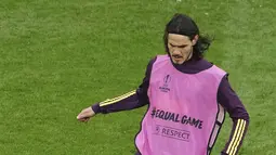 Penyerang Manchester United (MU), Edinson Cavani mengontrol bola saat sesi latihan menjelang final Liga Europa di Gdansk, Polandia, Selasa (25/5/2021).  MU akan melakoni final Liga Europa melawan Villarreal pada Kamis (27/5) dini hari WIB. (Aleksandra Szmigiel, Pool via AP)