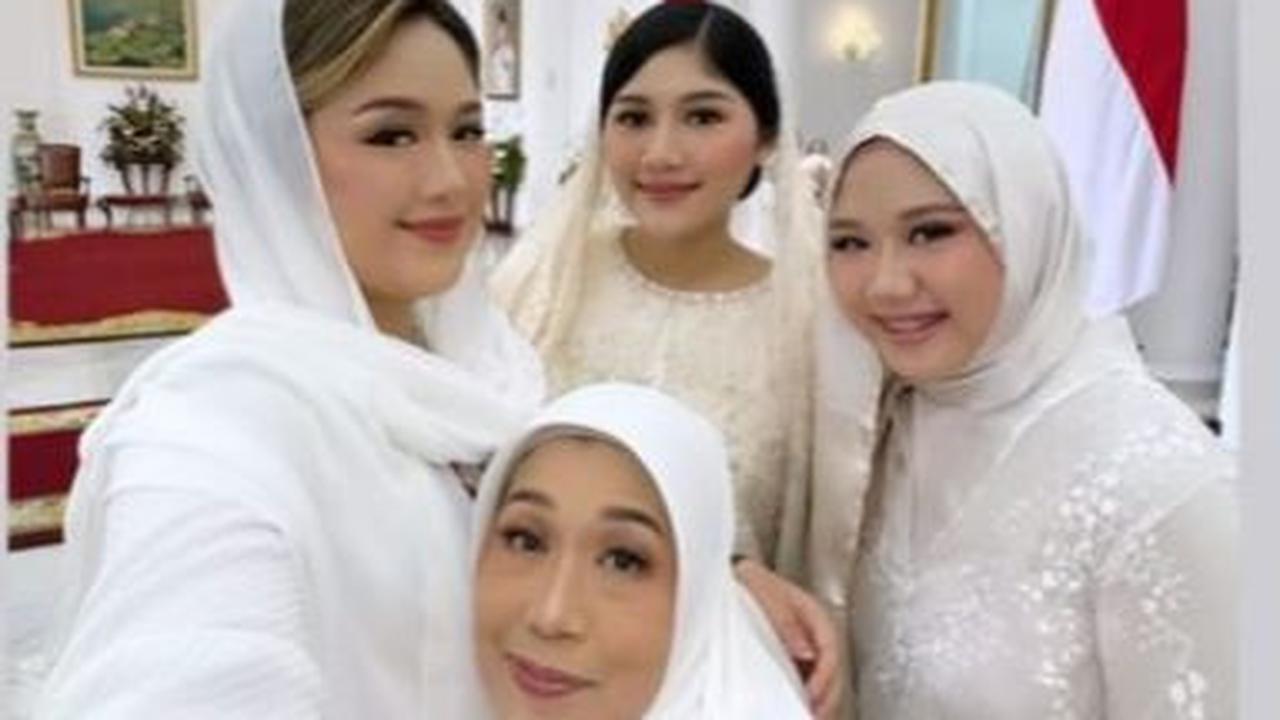 Keluarga Erina tampak hadir dalam acara tersebut. Menantu presiden itu menyempatkan foto bersama ibu dan saudaranya.