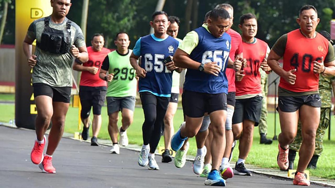 Perwira Tinggi dan Komandan Batalyon TNI Angkatan Darat mengikuti uji kemampuan jasmani di Markas Kopassus Cijantung Jakarta Timur