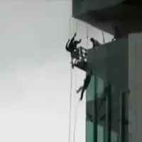 Proses penyelamatan diri para pekerja ini berlangsung dramatis. Satu per satu pekerja turun dari lantai 26 melalui tali gondola.