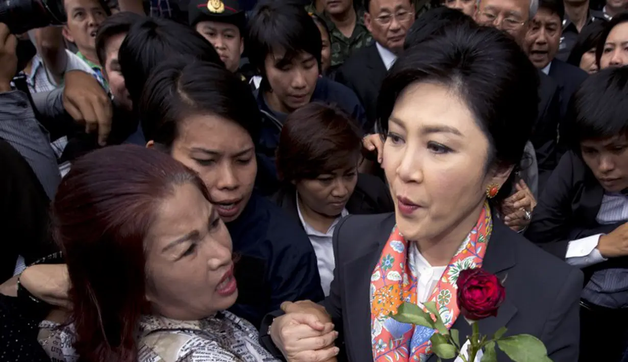 Mahkamah Konstitusi (MK) Thailand memutuskan bahwa Yingluck wajib mengundurkan diri dari jabatannya atas kasus penyalahgunaan kekuasaan. (AFP PHOTO/Pornchai Kittiwongsakul) 