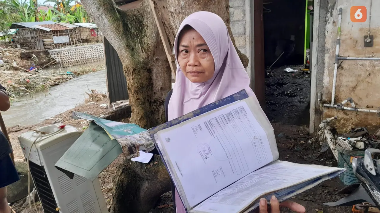 Dokumen penting milik warga Banyuwangi terendam banjir. (Hermawan Arifianto/Liputan6.com).