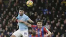 Aksi pemain Manchester City, Sergio Aguero (kiri) menyundul bola saat diganggu pemain Crystal Palace pada lanjutan Premier League di Selhurst Park, London, (31/12/2017). Palace tahan Manchester City tanpa gol. (AP/Tim Ireland)