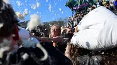 Sejumlah remaja saling pukul dengan bantal saat mengikuti perang bantal dalam Hari Perang Bantal Sedunia (International Pillow Fight Day) 2017 di Budapest, Hongaria (1/4). Perang bantal ini tidak membuat orang saling melukai. (Tamas Kovacs / MTI via AP)