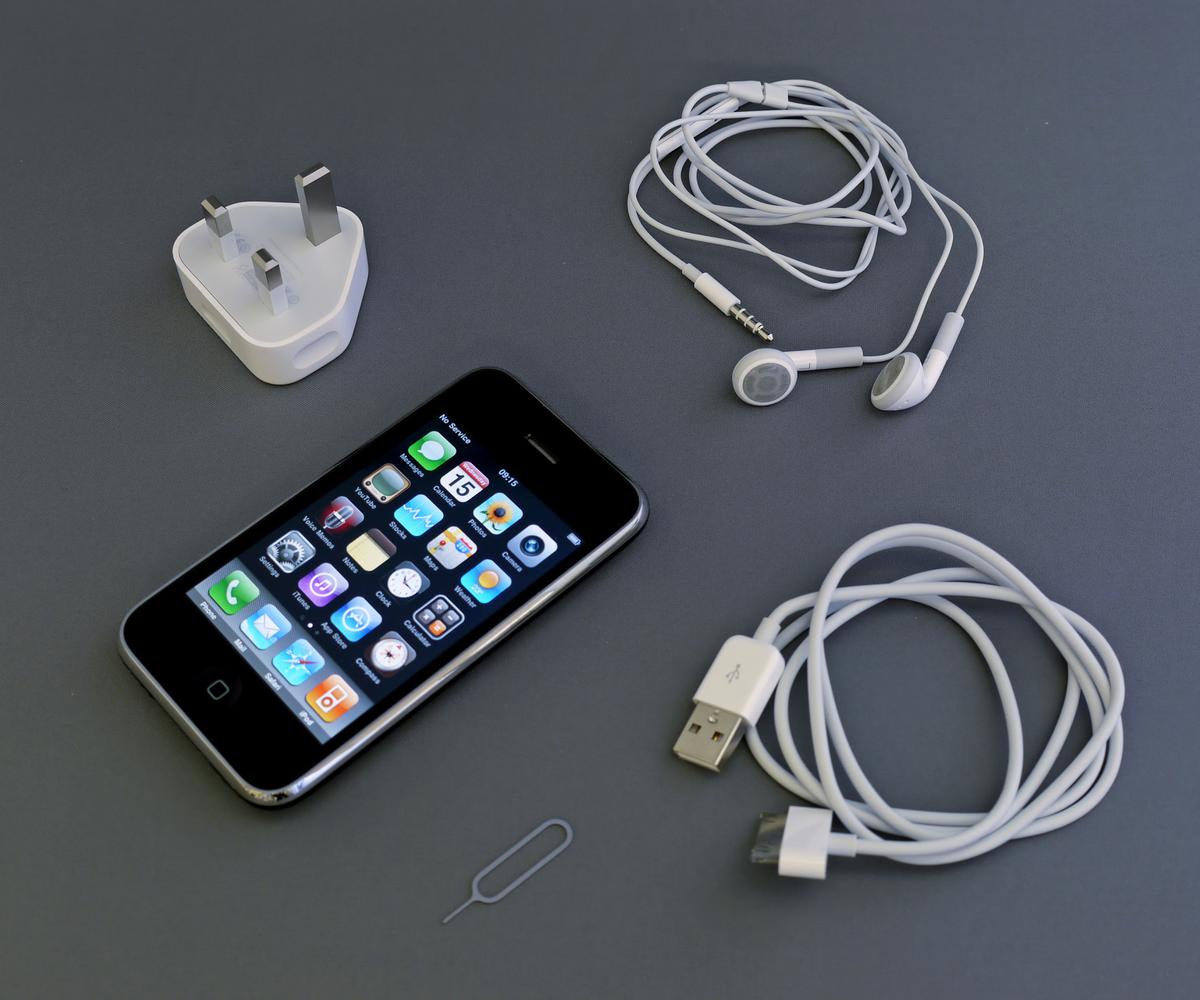 Ilustrasi Handphone, Charger, dan Earphone