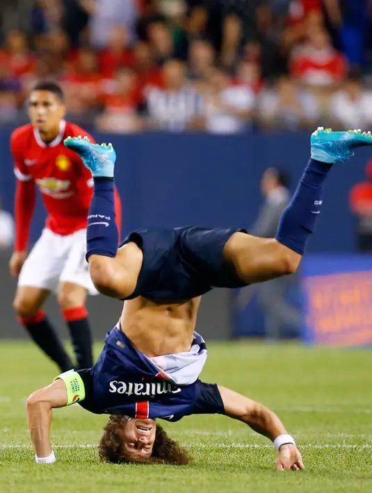 Bek PSG, David Luiz saat beraksi pada pertandingan International Champion Cup di stadion soldier, Chicago, AS, Kamis (30/7/2015). Paris Saint – Germain menang dengan skor 2-0 atas Manchester United. (Reuters/Mike diNovo) 
