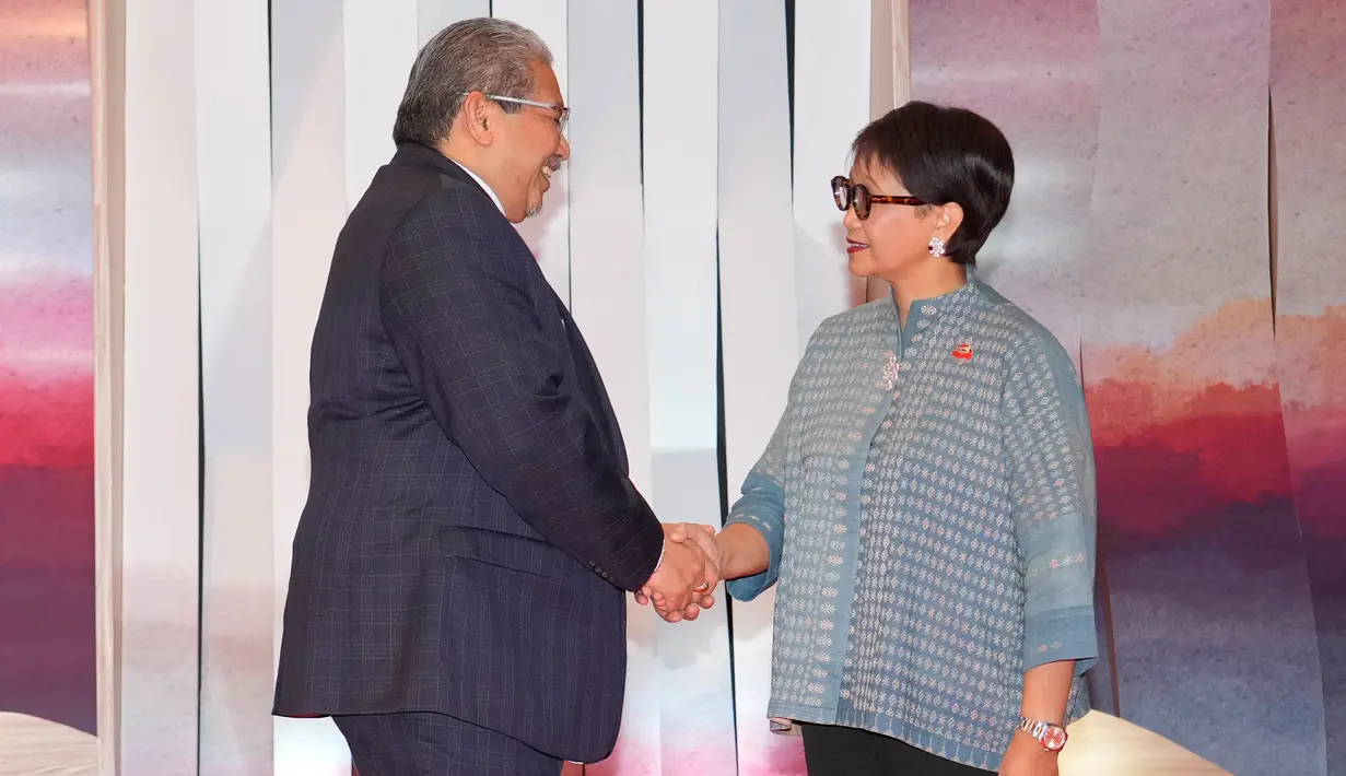 Menteri Luar Negeri Kedua Brunei Darussalam Erywan Yusof (kiri) disambut oleh Menteri Luar Negeri Indonesia Retno Marsudi setibanya untuk Association of Southeast Asian Nations (ASEAN) Foreign Ministers Meeting atau Pertemuan Menteri Luar Negeri Perhimpunan Bangsa-Bangsa Asia Tenggara di Jakarta, Indonesia, Selasa, 11 Juli 2023. (AP Photo/Achmad Ibrahim, Pool)