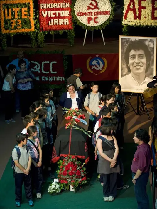 Selain itu, Jara juga merupakan salah satu pendukung Presiden Salvador Allende yang terpilih pada tahun 1970. Namun tak lama, Allende dikudeta oleh Pinochet. (AFP/Bintang.com)