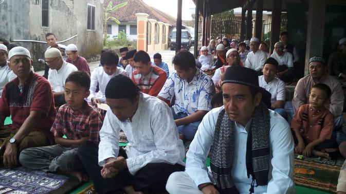 Warga Majalengka yang tergabung dalam Jamaah Ukhuwah Islamiyah memilih merayakan lebaran lebih awal dari ketentuan pemerintah. Foto (Liputan6.com / Panji Prayitno)