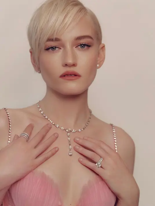 Julia Garner dengan gaya rambut pixie. Dengan rambut bleached blonde, Julia Garner tampil memukau dengan potongan edgy pixie. Foto: Instagram.