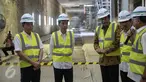 Presiden Jokowi didampingi Menhub Ignasius Jonan (kiri), Menteri Sofyan Djalil dan Wagub DKI Djarot Syaiful Hidayat meninjau perkembangan pengeboran terowongan pada proyek MRT di Stasiun MRT Senayan, Jakarta, Rabu (23/12). (Liputan6.com/Faizal Fanani)