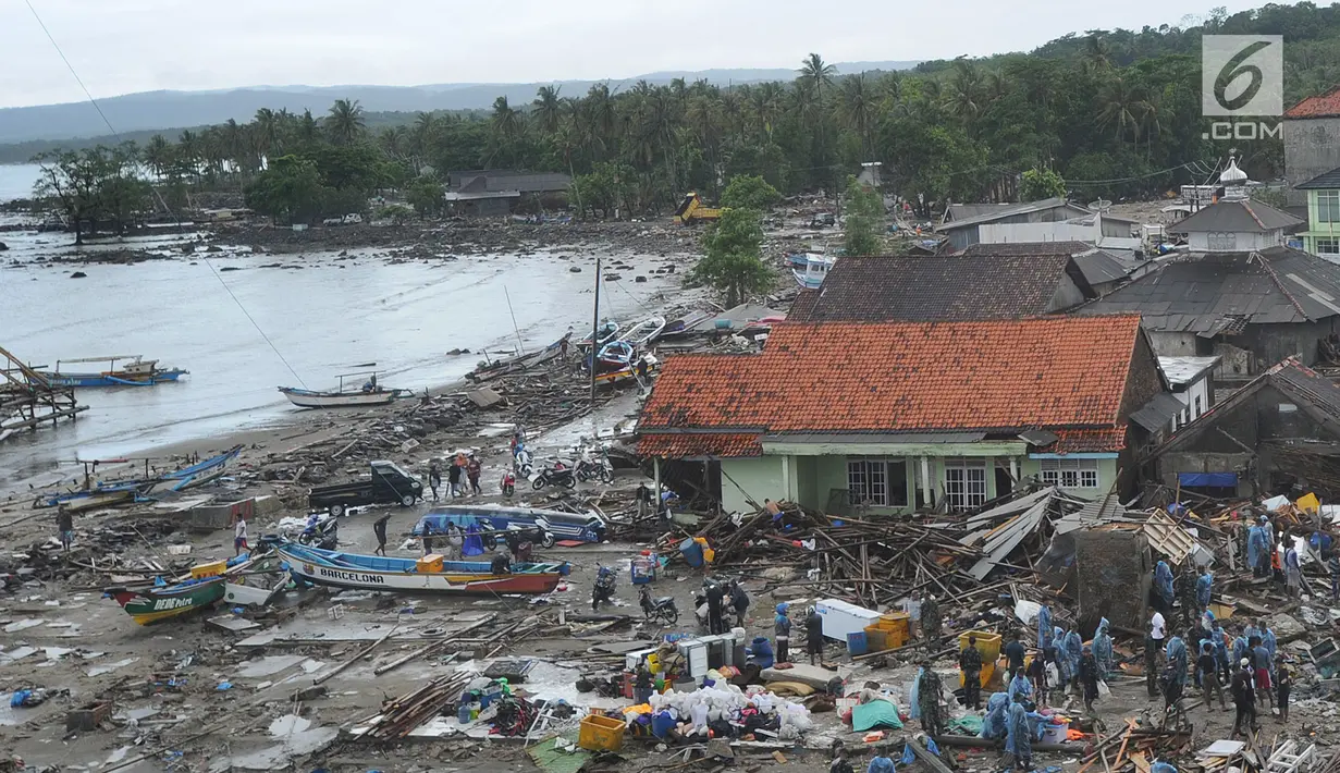 Pemandangan dari udara kawasan pemukiman nelayan di Kampung Sumur Pesisir, Pandeglang, Banten, Selasa (24/12). Menurut saksi, gelombang tsunami yang menerjang Kampung Sumur terjadi sebanyak tiga kali. (Merdeka.com/Arie Basuki)