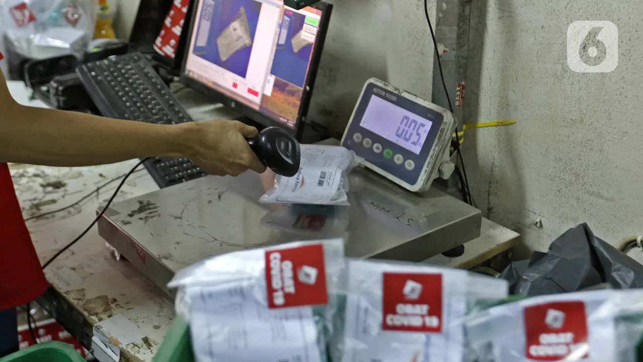 FOTO: Proses Distribusi Obat bagi Pasien Isolasi Mandiri