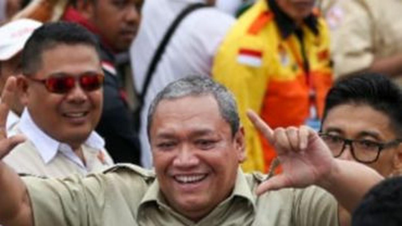 Sementara Ketua Gerindra Sulsel, Andi Iwan Darmawan Aras belum berkomentar terkait wafatnya Bambang Kristiono. Iwan yang merupakan Wakil Ketua Komisi V DPR RI ini tampak sibuk mengurus jenazah Bambang Kristiono saat berada di RS Grestelina.