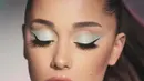 Ciri khas lain dari penampilan Ariana Grande adalah winged eyelinernya. Ya, Ariana jarang tampil tanpa winged eyeliner hitam yang ditarik panjang untuk menonjolkan area matanya dengan sangat baik, seperti terlihat di foto ini. Foto: Instagram.