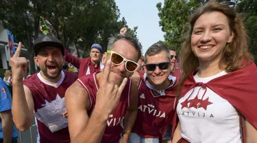 Suporter Latvia tiba sebelum pertandingan FIBA World Cup 2023 antara Latvia dan Lebanon di Indonesia Arena, Jakarta, Indonesia, Jumat (25/8/2023). (BAY ISMOYO/AFP)