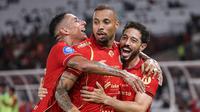 Pemain Persija, Gustavo Almeida dos Santos (tengah) dan Jean Mota Oliveira de Sousa (kanan) merayakan gol kemenangan atas Persis Solo pada pertandingan pekan ke-30 BRI Super League 2025/2026 di Stadion Utama Gelora Bung Karno (SUGBK), Jakarta, Senin 27 April 2026 malam WIB. (Bola.com/Abdul Aziz)