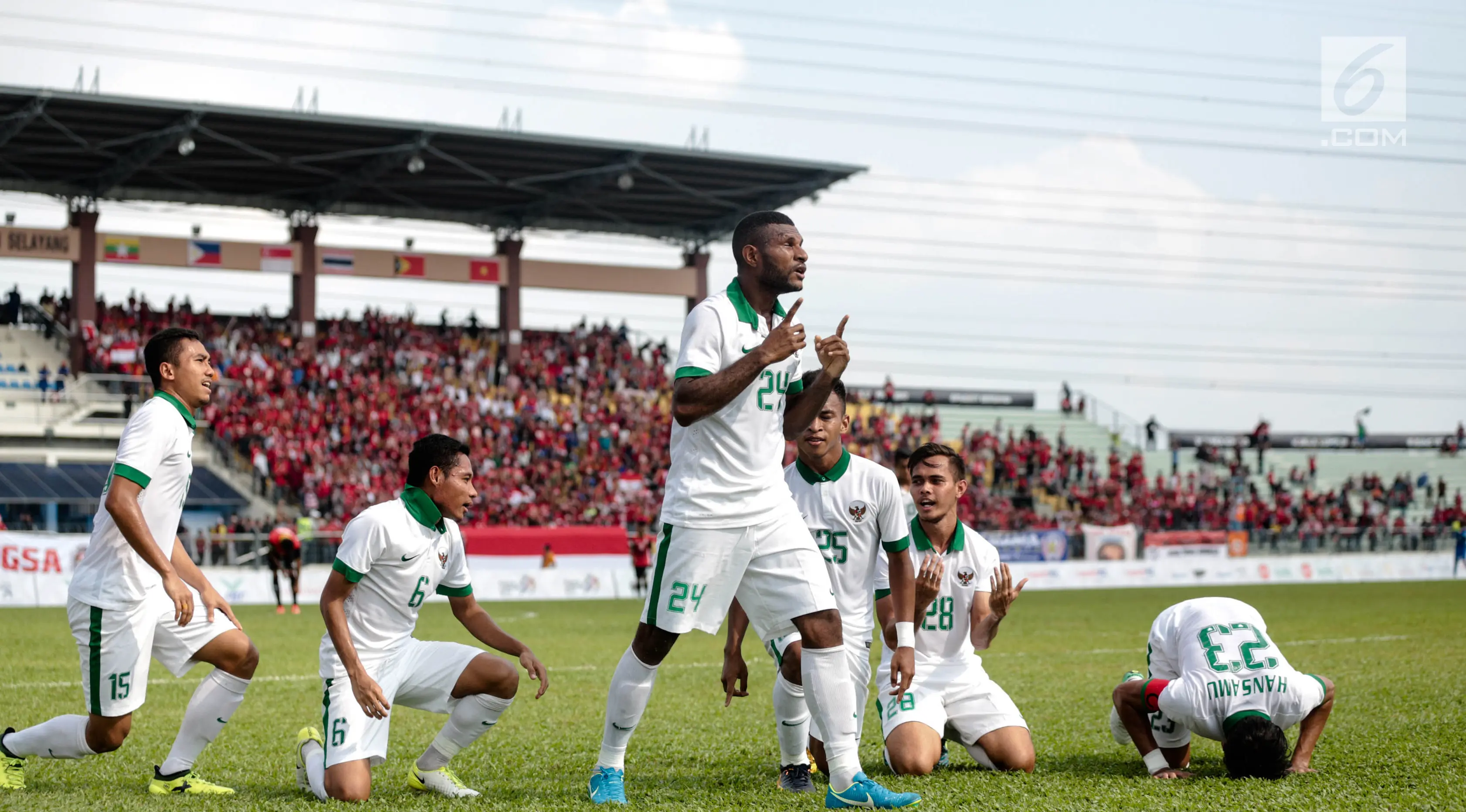 Penyerang timnas Indonesia, Marinus Mariyanto (24) bersama rekan-rekan satu tim melakukan selebrasi seusai membobol gawang Timor Leste pada laga ketiga grup B SEA Games 2017 di Stadion Selayang, Malaysia, Minggu (20/7). (Liputan6.com/Faizal Fanani)