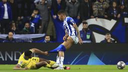 Pemain Inter Milan, Denzel Dumfries (kiri) berusaha merebut bola dari pemain Porto, Galeno dengan menarik celananya hingga melorot pada laga leg kedua 16 besar Liga Champions 2022/2023 di Drago Stadium, Porto, Rabu (15/03/2023) WIB. (AP Photo/Luis Vieira)