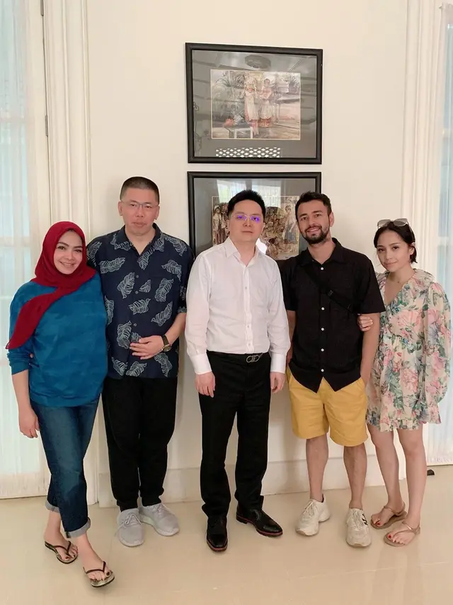 Jarang Tersorot, Ini 6 Potret Kebersamaan Nagita Slavina dengan Ayah Tirinya