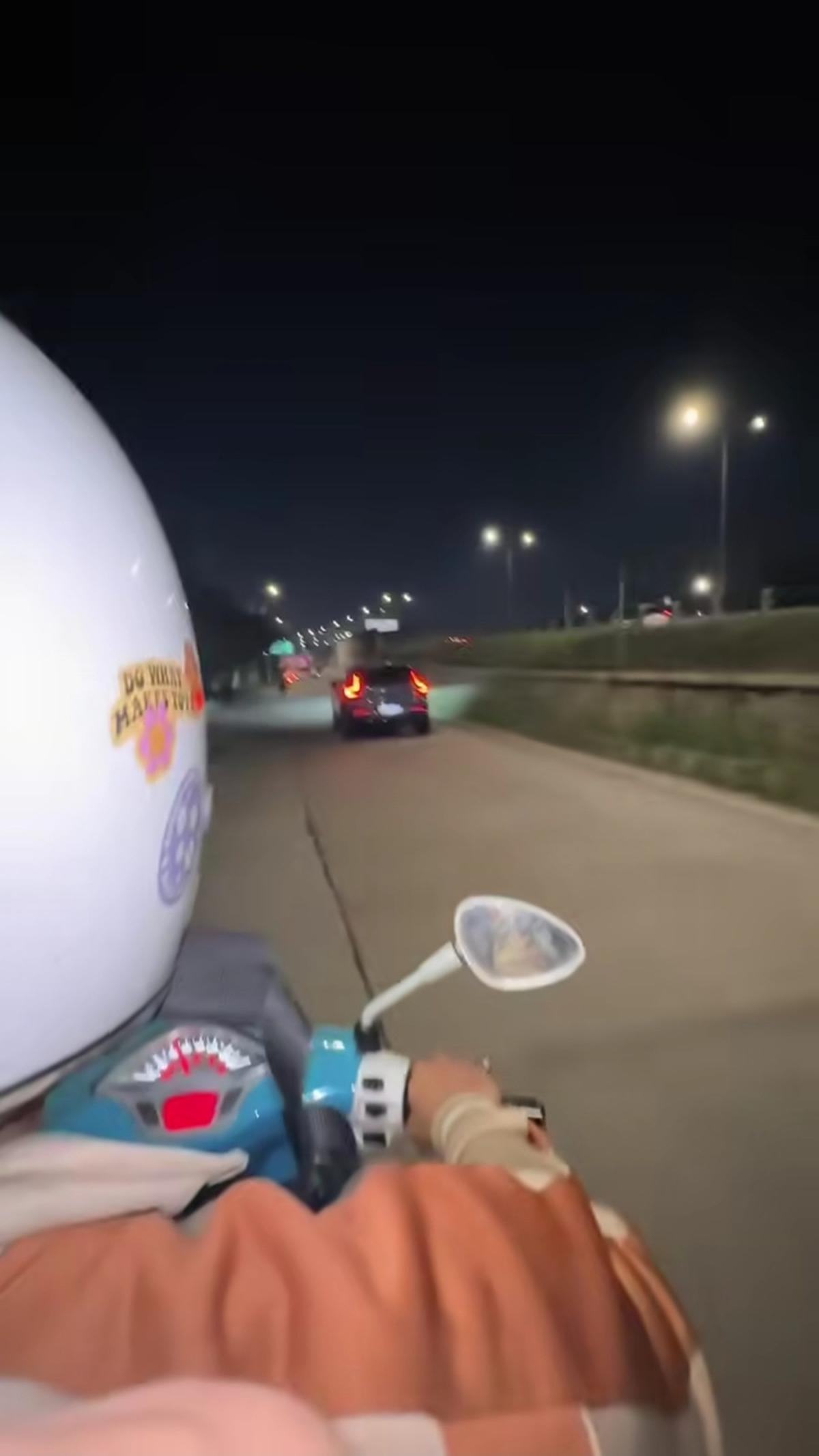 Bahagia dalam Kesederhanaan, 10 Potret Arie Kriting dan Indah Permatasari Makan Pecel Ayam di Warung Tenda - Romantis Boncengan Naik Vespa