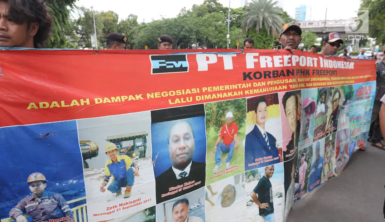 Massa membentangkan spanduk dalam unjuk rasa di depan Kedubes AS, Jakarta, Kamis (27/12). Mereka menuntut Dubes AS Joseph R. Donovan Jr bertanggungjawab atas dugaan pelanggaran HAM yang dilakukan oleh PT Freeport Indonesia. (Liputan6.com/Angga Yuniar)