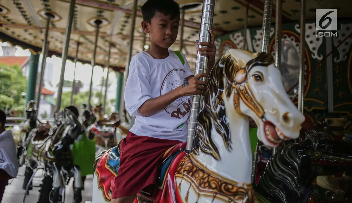 Anak-anak terdampak bencana tsunami dari Kampung Sumur, Pandeglang, Banten menikmati wahana permainan saat mengikuti rekreasi di Ancol Taman Impian, Jakarta, Selasa (26/2). Kegiatan tersebut bertajuk Menjemput Impian Bersama. (Liputan6.com/Faizal Fanani)