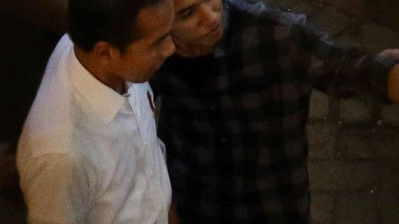 Kemudian, Jokowi juga terlihat menerima ajakan dari seorang pengunjung untuk berfoto bersama. Foto: Liputan6.com / Harman Zakharia