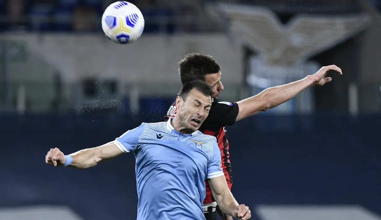 Bek Lazio, Stefan Radu (kiri) bersaing dengan penyerang AC Milan, Mario Mandzukic dalam laga pekan ke-33 Liga Italia 2020-2021 di Stadio Olimpico, Selasa dinihari WIB (27/4/2021). AC Milan kalah telak 3-0 saat menyambangi kandang Lazio. (Filippo MONTEFORTE / AFP)