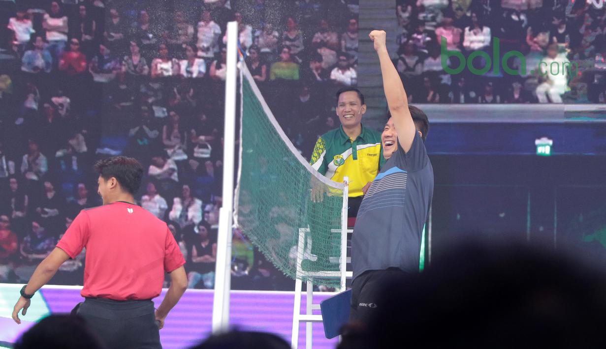 Ekspresi Alan Budikusuma saat melawan Ricky Harun pada Konser Energi Asian Games 2018 di Studio Indosiar, Jakarta (8/3/2018). Konser Energi adalah bagian dari kampanye dukungan bagi event terbesar di Asia tersebut. (Bola.com/Nick Hanoatubun)