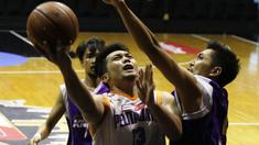 Pemain Pelita Jaya, Ponsianus Indrawan (kiri) mencoba memasukkan bola ke jaring CLS Knights dalam semi final NBL Championship Series. Kamis (7/5). CLS Knights menang 61-56 dalam pertandigan tersebut. (bola.com/Arief Bagus)
