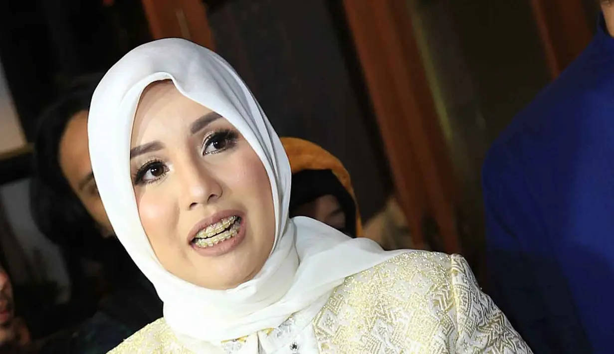 "Dia enggak memaksa, dia gak mau buat aku tertekan juga, karena berhijab itu sebuah tanggung jawab, dia (suami) selalu ingetin kalau berhijab harus tanggung jawab, mudah-mudahan kamu bisa berhijab," ucap Tya Ariestya. (Deki Prayoga/Bintang.com)