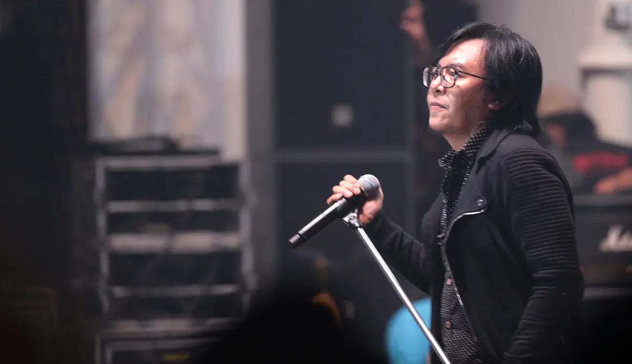 "Boleh nggak aku request kado? 'bilang Rest in Peace papa Lasso', aku videoin ya dari atas (panggung) buat di instagram, thank you ya," ucap Ari mengajak para penonton. (Deki Prayoga/Bintang.com)