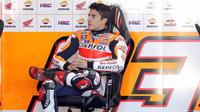 Pebalap MotoGP  asal Spanyol, Marc Marquez bersantai sebelum mulai balapan di Sikuit Ricardo Tomo, Valencia,(10/11/2015).  (EPA/Manuel Bruque)