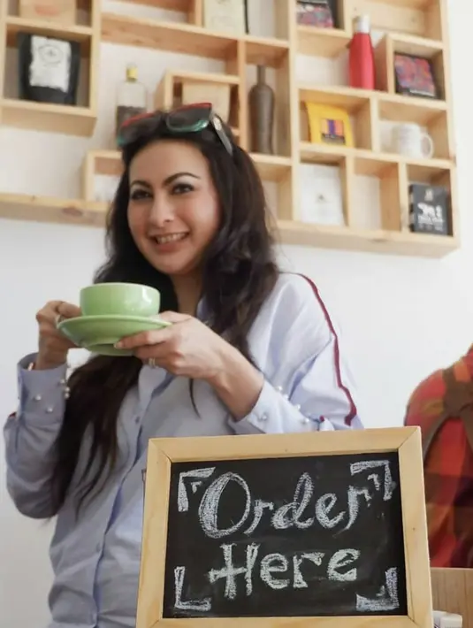 Rambut oanjang yang terurai sempurna hadirkan kesan glamor yang menjanjikan. [Foto: Instagram/ Diana Pungky]