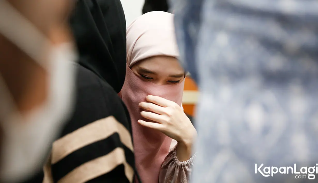 Sekedar informasi,  Virgoun telah resmi mendaftarkan talak cerai terhadap Inara di Pengadilan Agama Jakarta Barat, Kamis (4/5/2023). Pendaftaran tersebut diwakili kuasa hukum Virgoun, Wijayono Hadi Sukrisno dan Adrianus Agal. [Foto: Bayu Herdianto/KapanLagi.com]