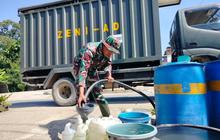 TNI Salurkan Bantuan Air Bersih untuk Warga Terdampak Bencana di Palembayan Agam