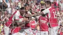 Gabriel Magalhaes dan Granit Xhaka juga melakukan keisengan kepada Gabriel Jesus setelah mencetak gol keempat bagi Arsenal. (AP Photo/Kin Cheung)