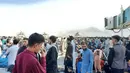 Warga Afghanistan berkerumun di landasan bandara Kabul pada 16 Agustus 2021, untuk melarikan diri dari negara itu ketika Taliban menguasai Afghanistan setelah Presiden Ashraf Ghani melarikan diri dan mengakui pemberontak telah memenangkan perang 20 tahun. (AFP Photo)