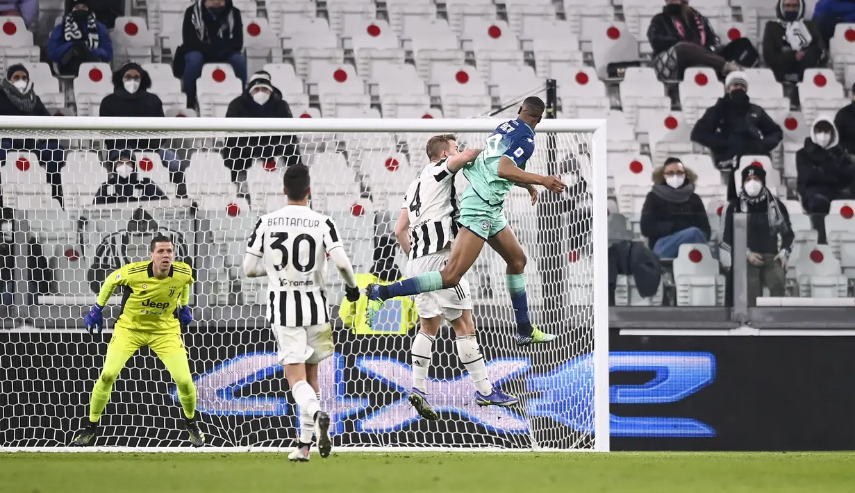 Penyerang Udinese, Beto menyundul bola saat bertanding melawan Juventus pada pertandingan lanjutan Liga Serie A Italia di Allianz Stadium di Turin, Minggu (16/1/2022). Juventus menang atas Udinese 2-2. (Fabio Ferrari/LaPresse via AP)