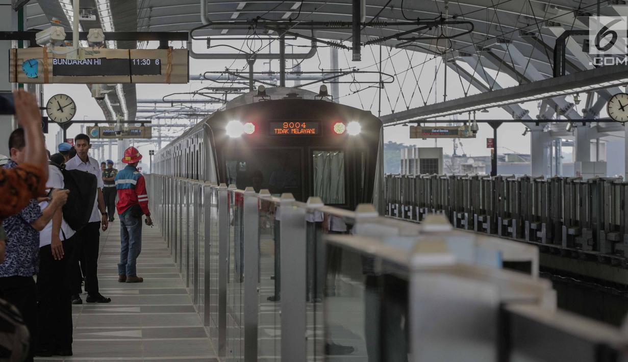 Kereta Mass Rapid Transit (MRT) melintasi rute Bundaran HI-Lebak Bulus, Jakarta, Rabu (20/2). Pembangunan MRT Jakarta Fase I sudah mencapai 98,59 persen. (Liputan6.com/Faizal Fanani)