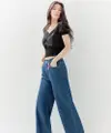 Padu padan blouse cropped dengan celana kulot ala Bae Suzy ini bikin tampilan kaki jenjang. (Instagram/suzybae__).