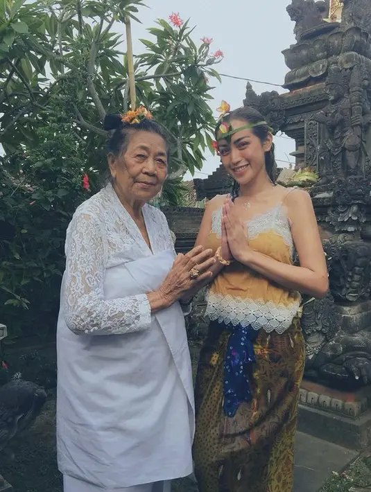 Kala itu, ia memadukan atasan putih kuning dengan rok batik. Adik Erick Iskandar itu pertama kali menjalani melukat sendiri tanpa ditemani sang anak.  [instagram/inijedar]